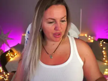 Bongacams Watch Live Sex Cams of KiraCandyS