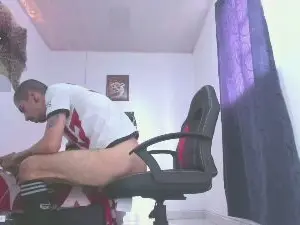 Cam4 Sex Cam of aaronbigdickxxx