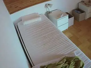 Camsoda Nude Webcam of voyeurcam-julmodels-greybed-1
