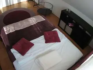 Camsoda Adult Webcams of voyeurcam-julmodels-whitebed-2
