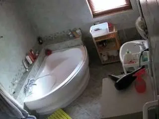 Camsoda Adult Webcam of voyeurcam-julmodels-bath-1st-2