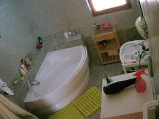 Camsoda Live Sex Cam of voyeurcam-julmodels-bath-1st-2