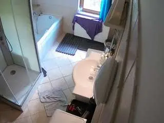 Camsoda Watch Live Sex Cams of voyeurcam-julmodels-bath-2nd-2
