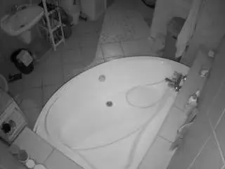 Camsoda Live Sex Cam of voyeurcam-julmodels-bath-1st-1