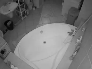 Camsoda Private Sex Chat of voyeurcam-julmodels-bath-1st-1