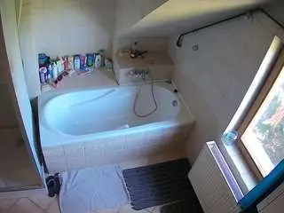 Camsoda Adult Webcams of voyeurcam-julmodels-bath-2nd-1