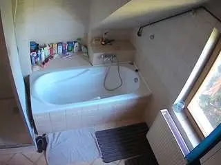 Camsoda Nude Webcam of voyeurcam-julmodels-bath-2nd-1