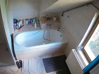 Camsoda Free Porn Cam of voyeurcam-julmodels-bath-2nd-1