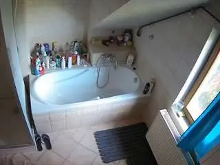 Camsoda Free Porn Cam of voyeurcam-julmodels-bath-2nd-1
