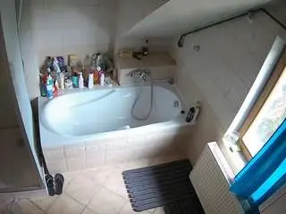 Camsoda Adult Webcams of voyeurcam-julmodels-bath-2nd-1