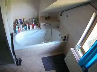 Camsoda Live Sex Cam of voyeurcam-julmodels-bath-2nd-1