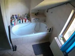 Camsoda Nude Webcam of voyeurcam-julmodels-bath-2nd-1