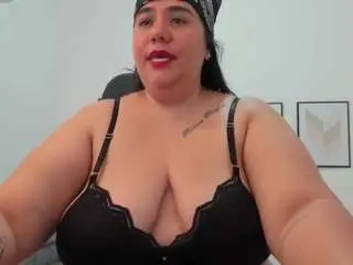 Camsoda Nude Webcam of andrea-curvy1