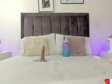Chaturbate Live Sex Cam of helen_mooree