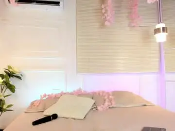 Chaturbate Best live sex cam show of emily_burton18