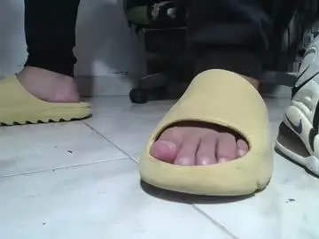 Chaturbate Live Sex Cam of srfindomfeet_
