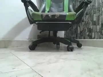 Chaturbate Live Sex Cam of srfindomfeet_