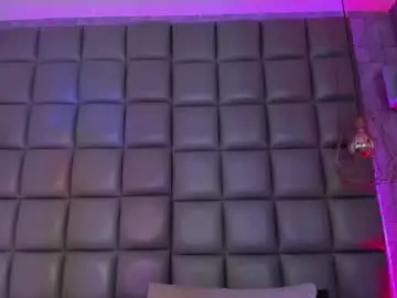 Chaturbate Live Sex Cam of kira_vance