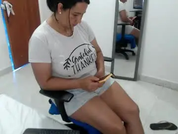 Chaturbate Sex Cam of laura_foxx2379