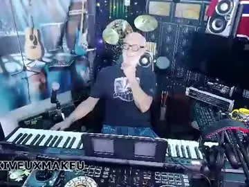 Chaturbate Live Sex Cam of kiveuxmakeu