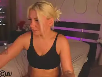 Chaturbate Live Sex Cam of stasy_traiin