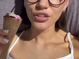 Myfreecams Sex Chat of HotDoll19
