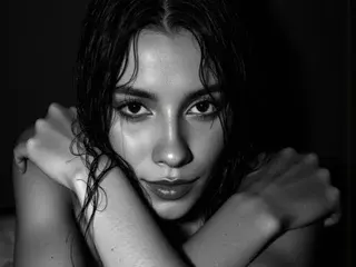 Streamate Nude Webcam of EmmaMorales