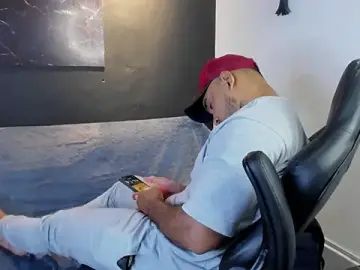 Stripchat Free Porn Cam of Big_furry_bear13