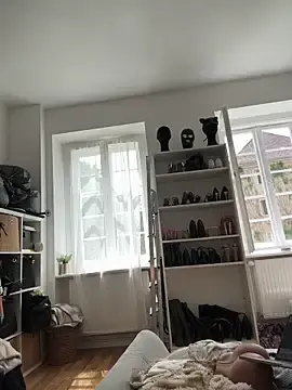 Stripchat Adult Webcam of SkinnyLilly