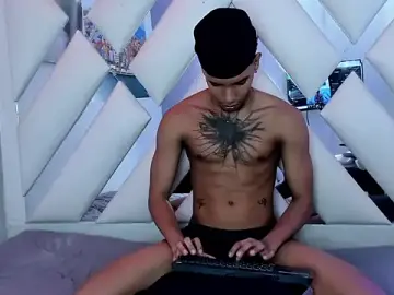 Stripchat Live Sex Cam of kai_storm77