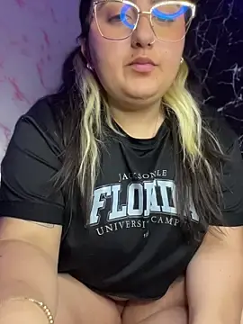 Stripchat Free Live Porn of KaroVelvet