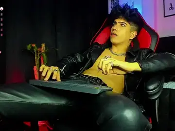 Stripchat Sex Cam of LyleBennett_