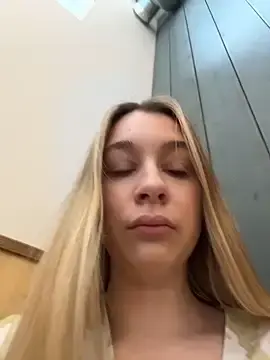 Stripchat Live Sex Cam of SashaCatt