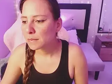 Stripchat Sex Cam of camila_delarosa