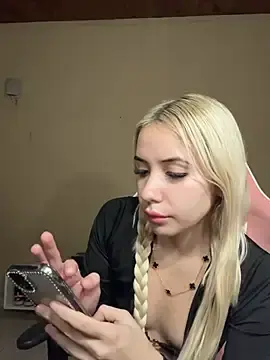 Stripchat Live Sex Cam of blondebarbiee