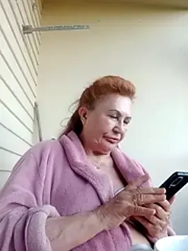 Stripchat Live Sex Cam of Hottie-Mom