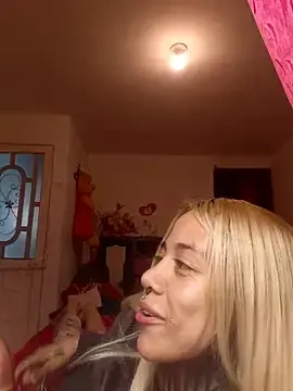 Stripchat Sex Cam of sofigirlgold