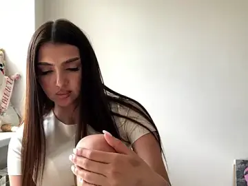 Stripchat Free Porn Cam of AlvinaMair