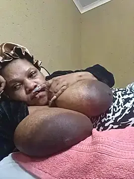 Stripchat Live Sex Cam of HappygalTheQueen