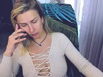 Stripchat Sex Cam of AlexiaDarren