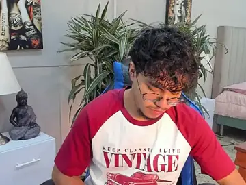 Stripchat Live Sex Cam of kai_storn