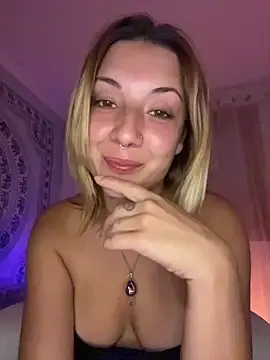 Stripchat Live Sex Cam of KarlaLuar_