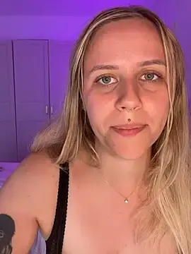 Stripchat Live Sex Cam of lunawolf21