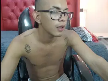Stripchat Live Sex Cam of maximiliano_hotdevil