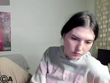 Stripchat Sex Cam of Kira_Devi