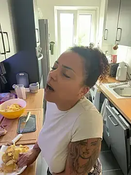 Stripchat Live Sex Cam of SweetPetiteNoir