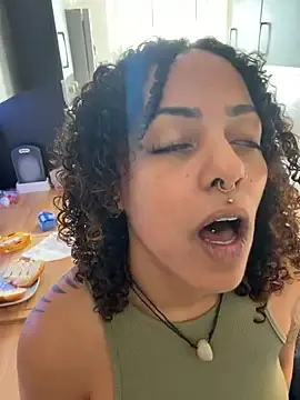 Stripchat Sex Cam of SweetPetiteNoir