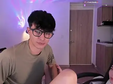 Stripchat Free Live Porn of Mikeyvioleta_