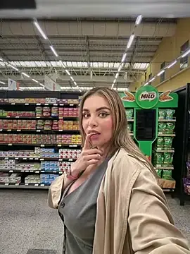 Stripchat Sex Cam of Alirawrz