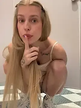 Stripchat Live Porn of kira_mia